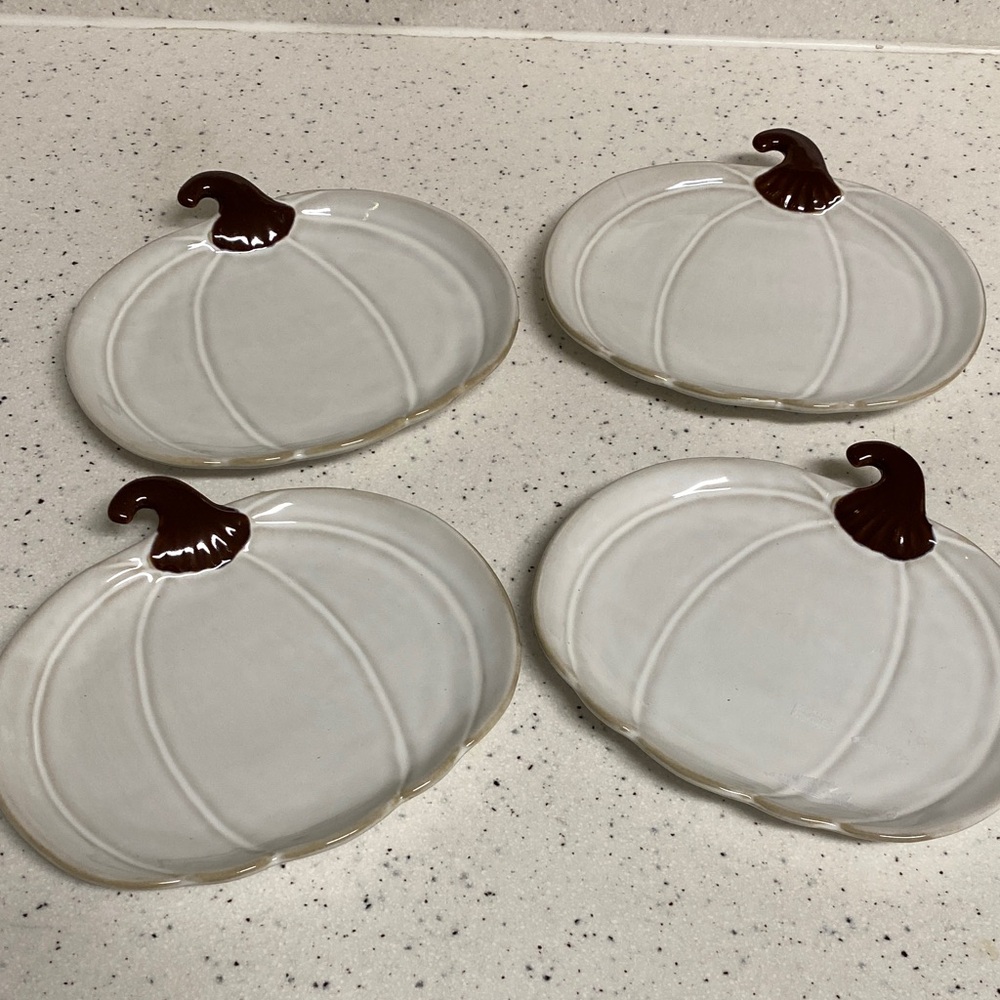 Set of 4, Crofton Stoneware, pumpkin shaped appetizer/snack/dessert plates. - Picture 2 of 10